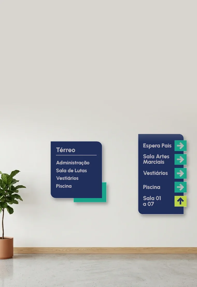 Placas de sinalização direcional do projeto UP! em um saguão